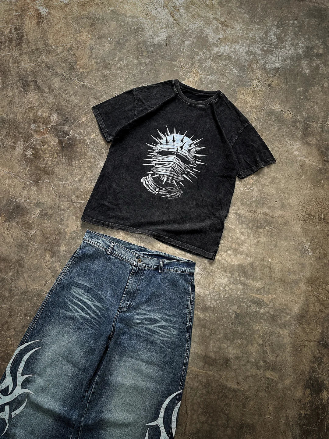 SPIKE GRAPHIC OVERSIZED TEE
