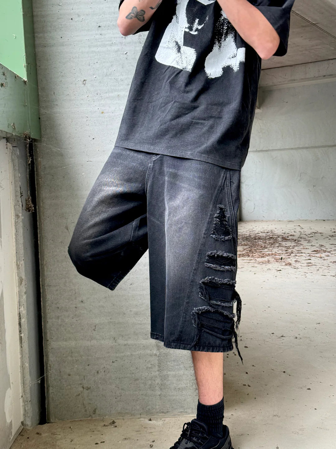 RAVAGE DISTRESSED BLACK JORTS